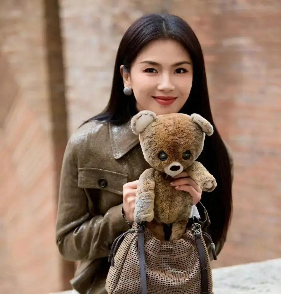 47岁刘涛美拉德配色惊艳，皮衣阔腿裤帅出新高度