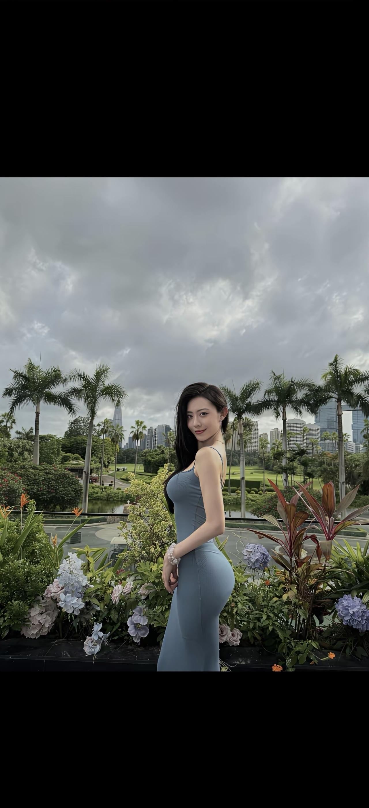 花间美人立，笑靥如春风。