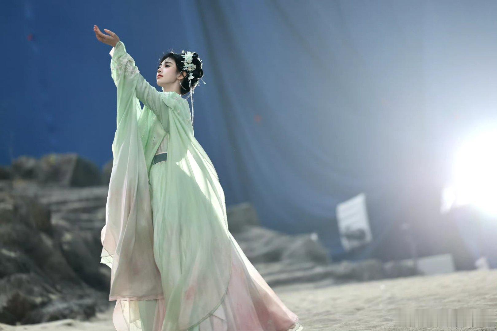 鞠婧祎 jjy鞠婧祎千香jjy鞠婧祎姜黎非我的爱太渺小 在你的世界里仿佛是可有可