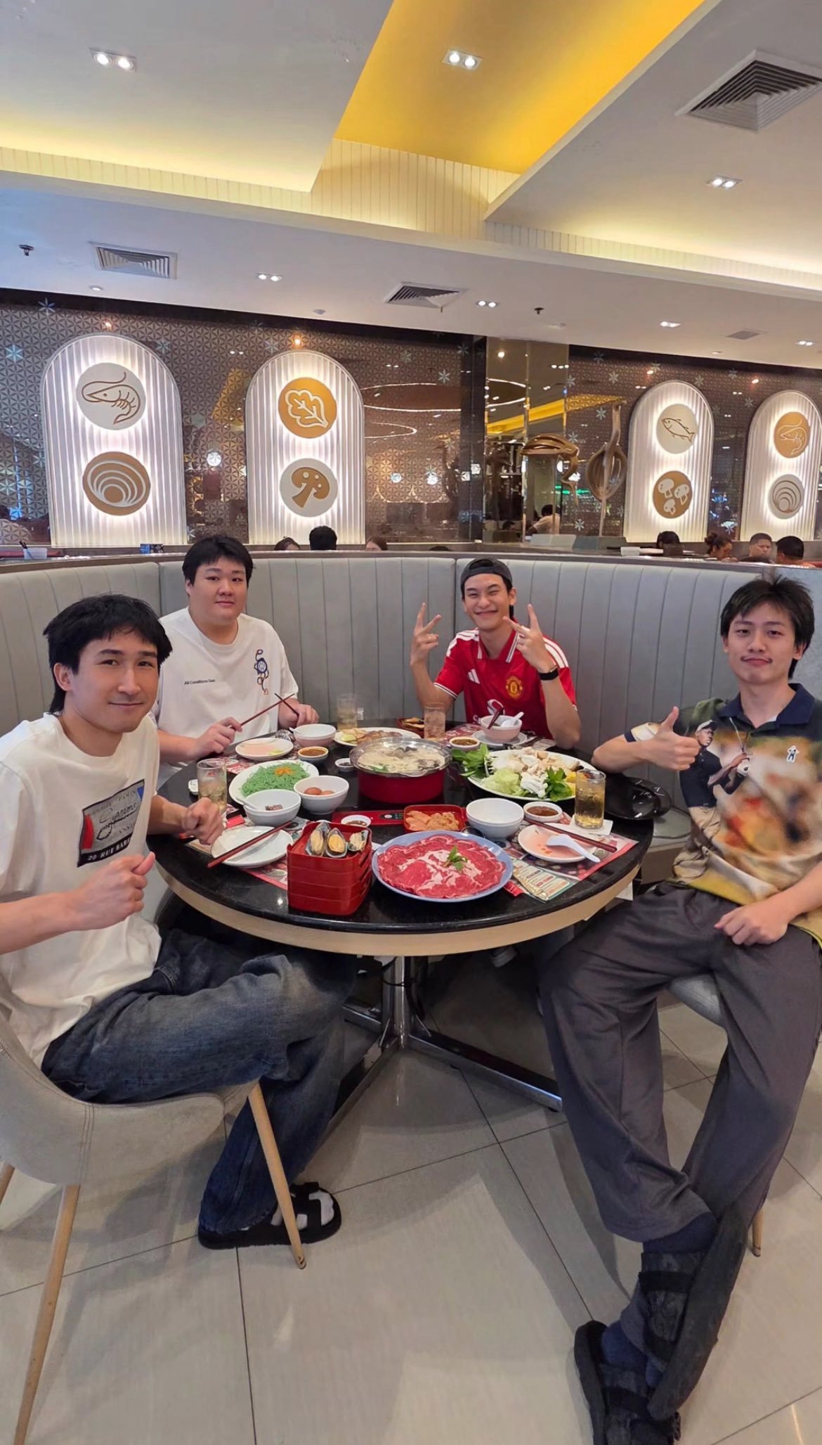 爱本身就很好的人，真的太踏实了。不管他们私下再怎么黏糊腻歪，他俩从来没把彼此活成