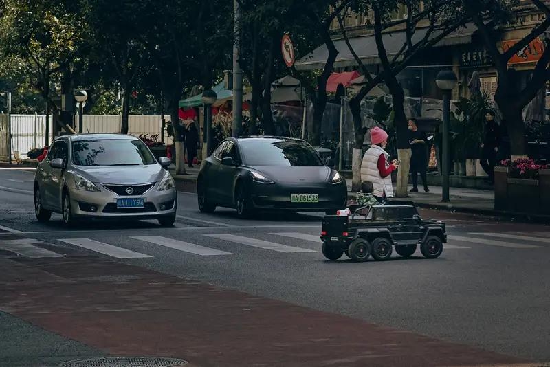 我不太支持现在就在全国推广无人驾驶汽车。虽说无人驾驶技术听起来高大上，能解放驾驶