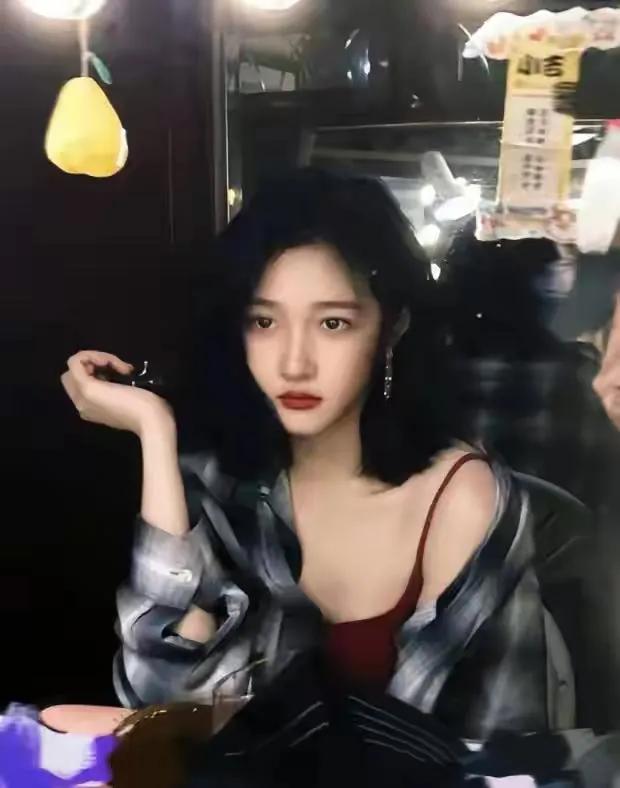 从这几张照片开始，关晓彤就不再是国民闺女了！为什么这么说呢？大家注意看啊，她穿的