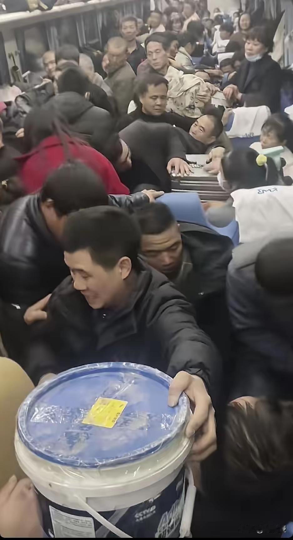 绿皮火车，中国老百姓永远抹不去的回忆。
那种场面，60，70后是体会最深的了……