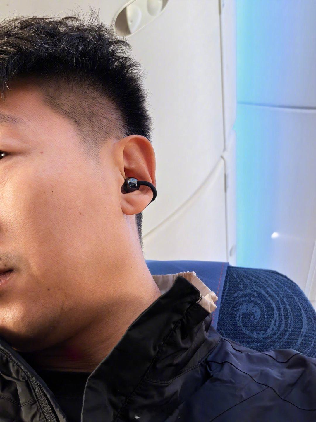 我可太喜欢华为这个freeclip的耳机了，虽然没有降噪，但在飞机上用也完全没有