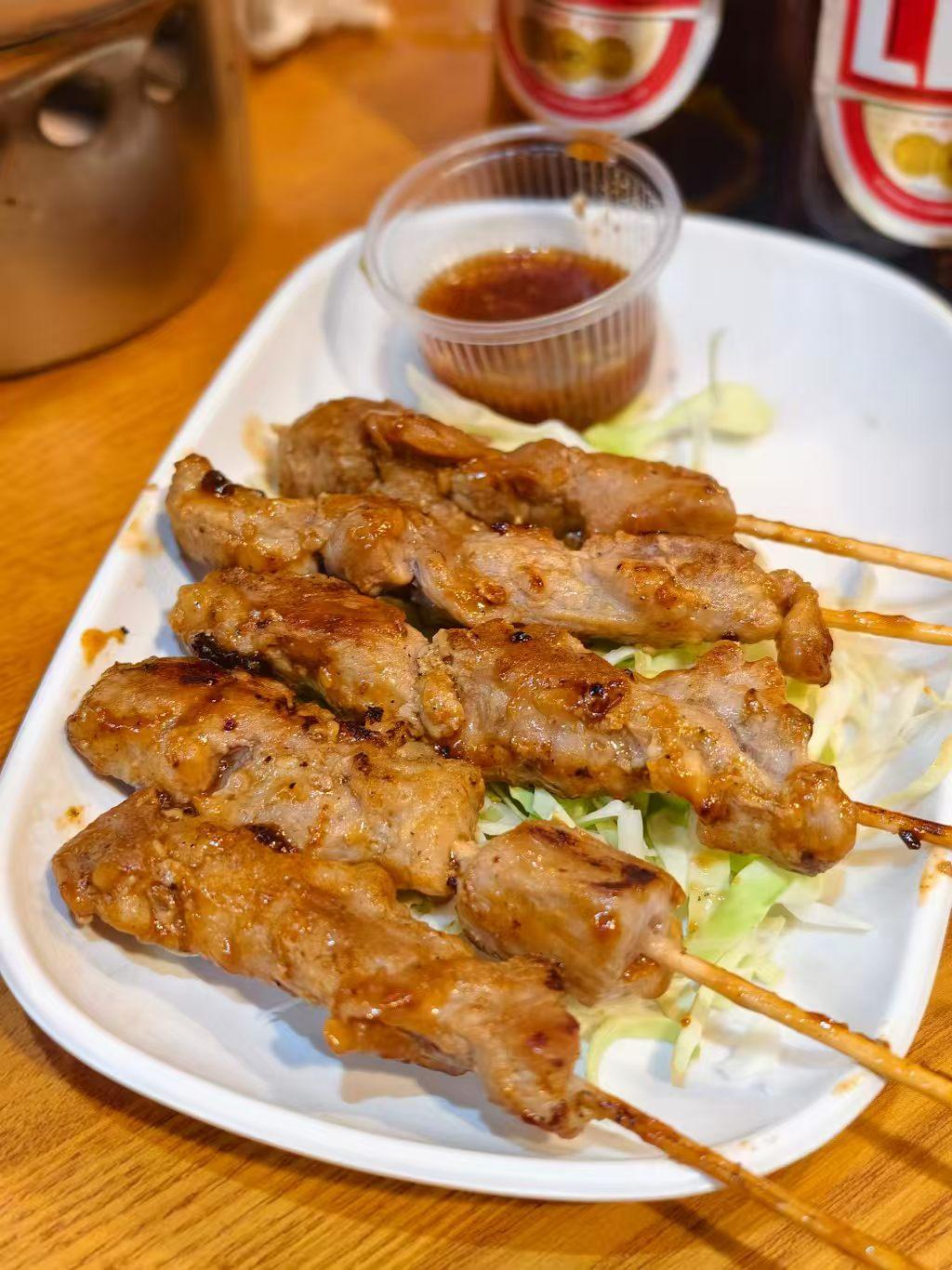 泰国的香烤串串，淋上秘制酱料，口感爆棚，🔥👍