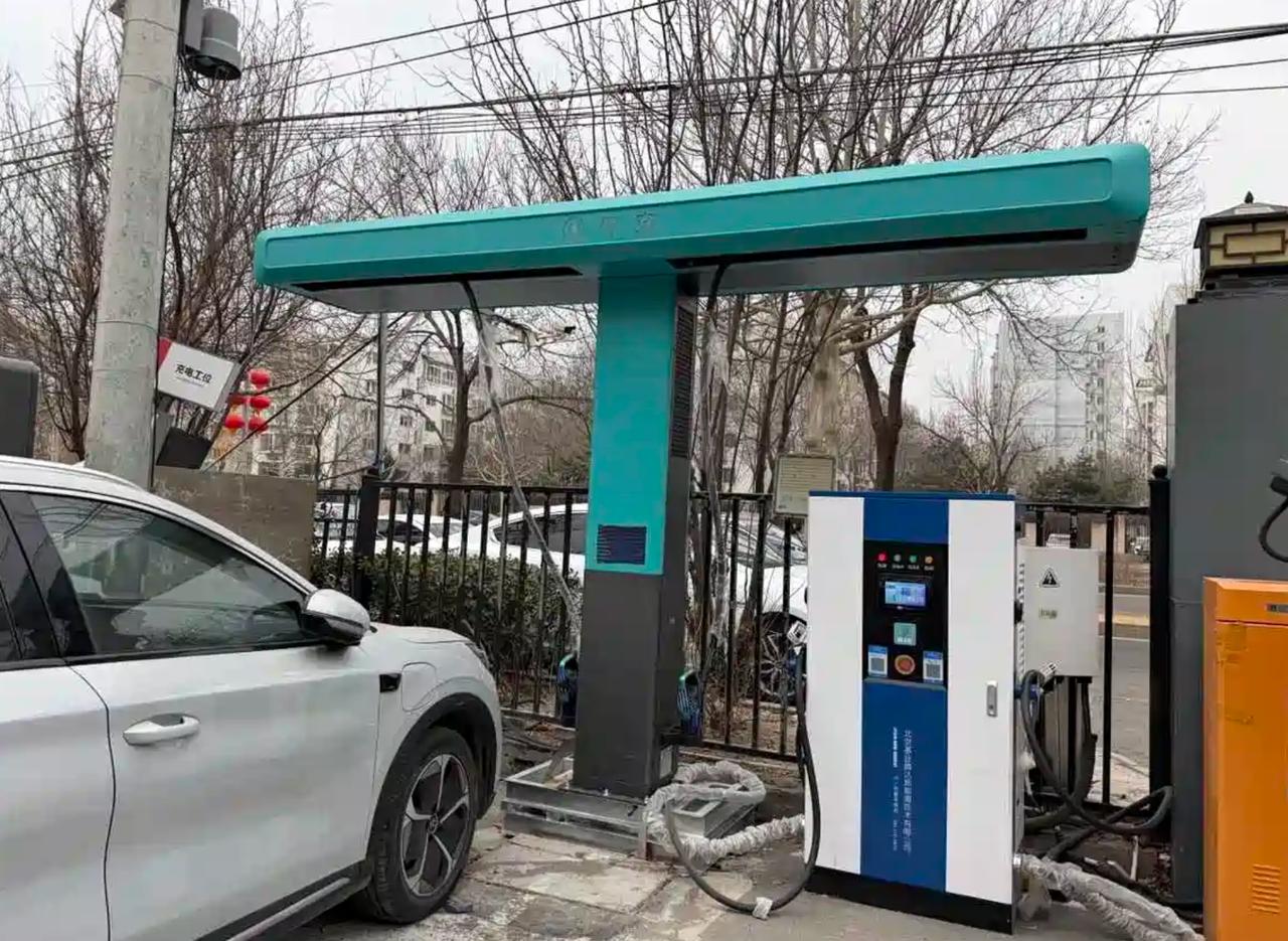 单桩功率1500kW，比亚迪要干一件大事。
日前，有媒体曝光了比亚迪的闪充桩实拍