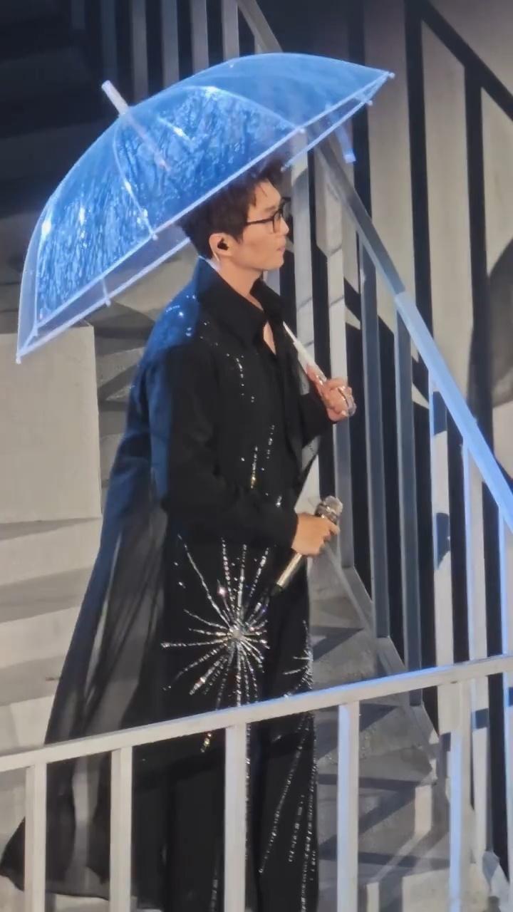 毛不易穿这么帅是来结婚的吗毛不易今晚限定水帘洞舞台上一秒红衣登场像奔赴一场盛大婚