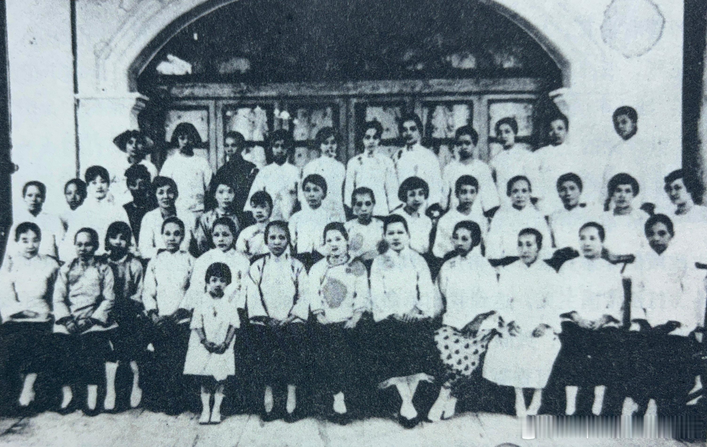 1926年1月何香凝（前排右四）、宋庆龄（前排右六）在广东女校和女团体欢迎她们出