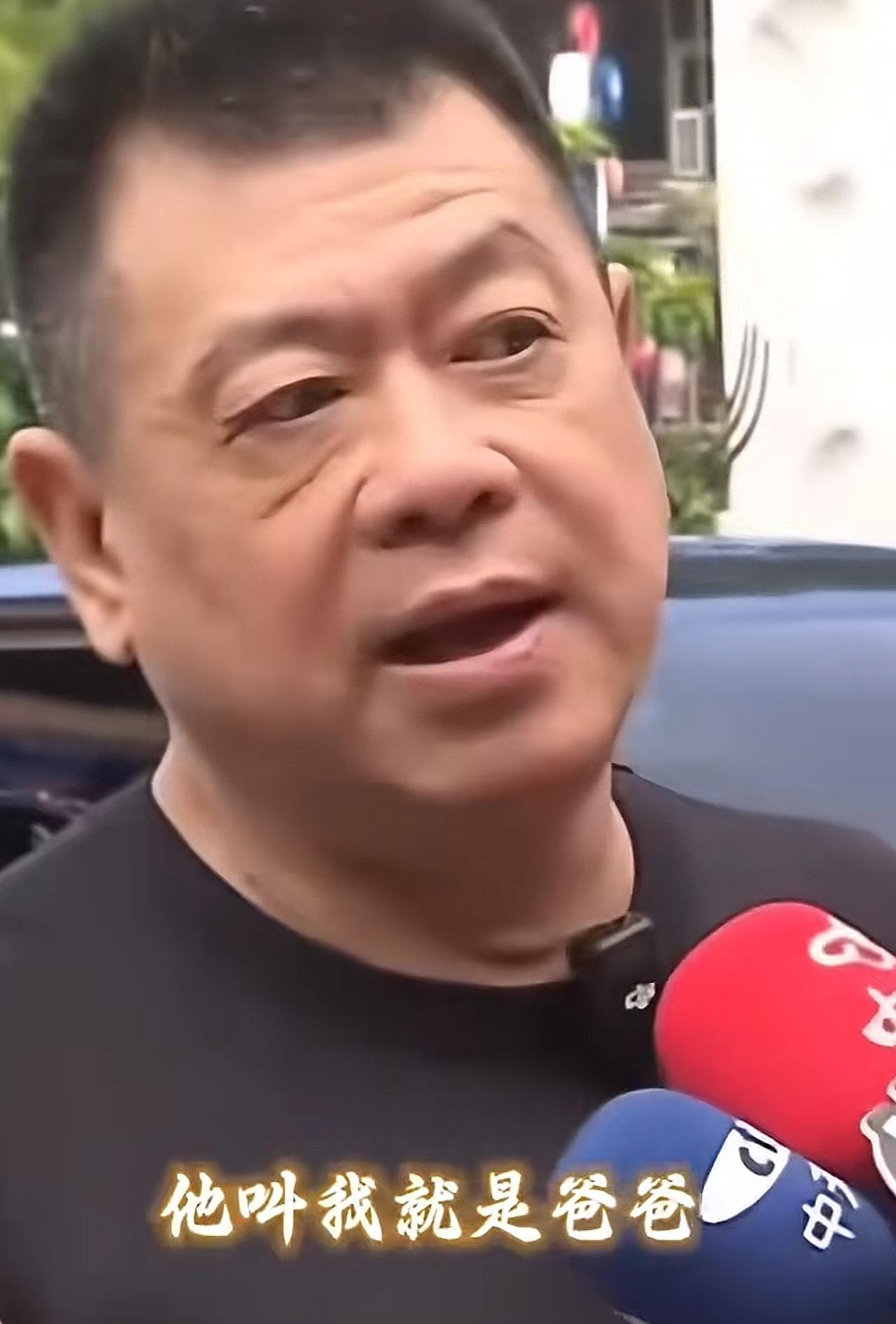 事情看来还没有结束，

孙德荣从台湾来北京了，

只因为小鱼一直喊他爸爸，所以他