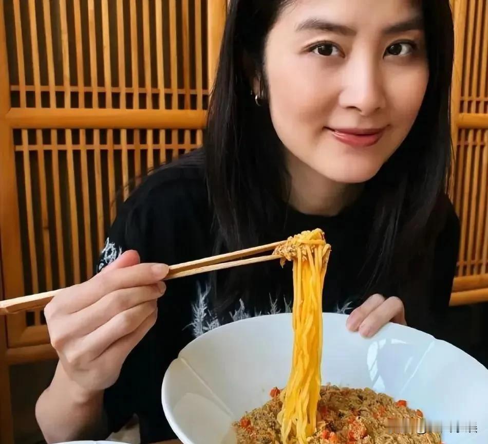 陈慧琳，到底该不该骂？

近日，陈慧琳晒出的在上海的晚餐动态，瞬间登上热搜，引起