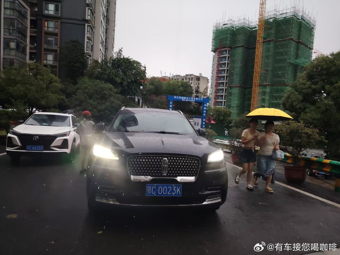 数日炎亮下午黑，暴雨突降鞋进水，二十楼上齐开窗，不开空调夏变秋。2025年7月6