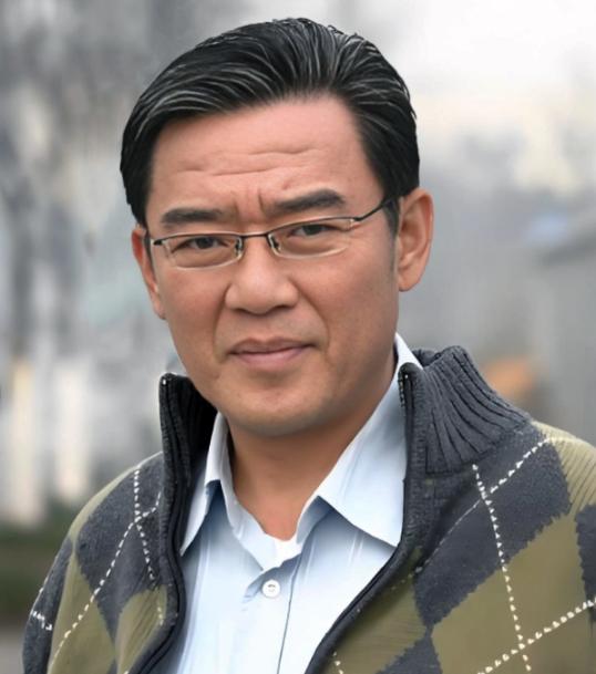 他从台湾回到大陆，找到了同父异母的大哥，见到大哥家一贫如洗，他拿出三笔钱，并且已