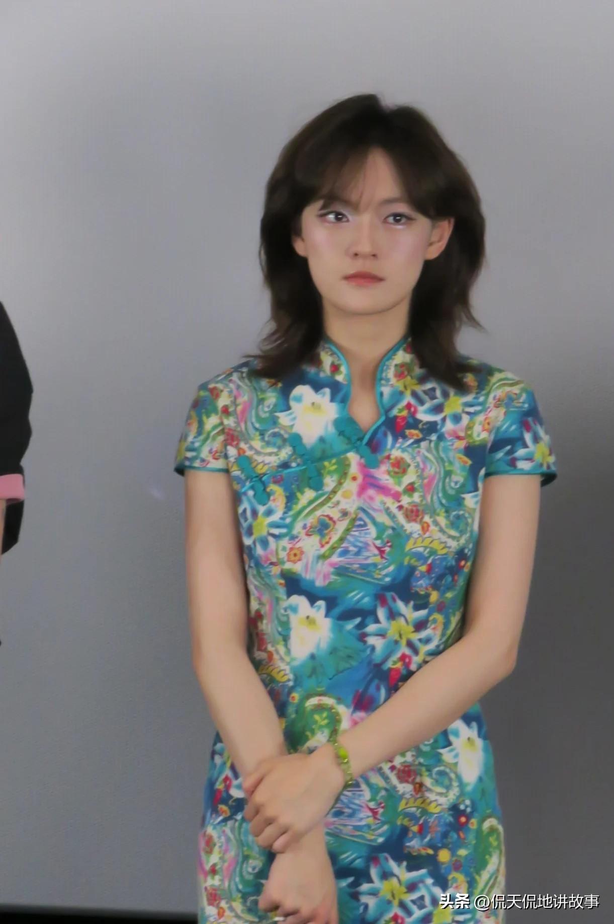 本来准备好好夸赞这套造型，先说下整体气质，这件旗袍走的本就不是传统温婉路线，穿在