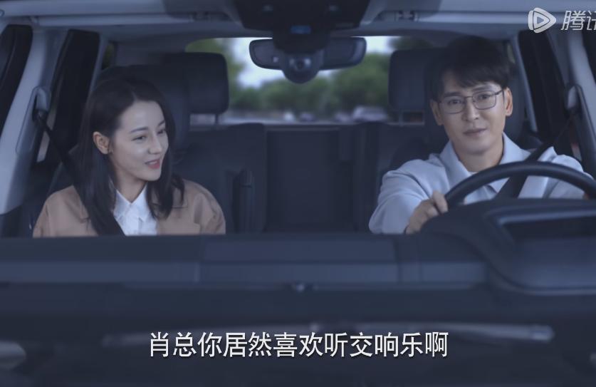 美女检察官：我平时喜欢听相声。男人很吃惊：相声！可相声它不属于音乐。美女检察官不