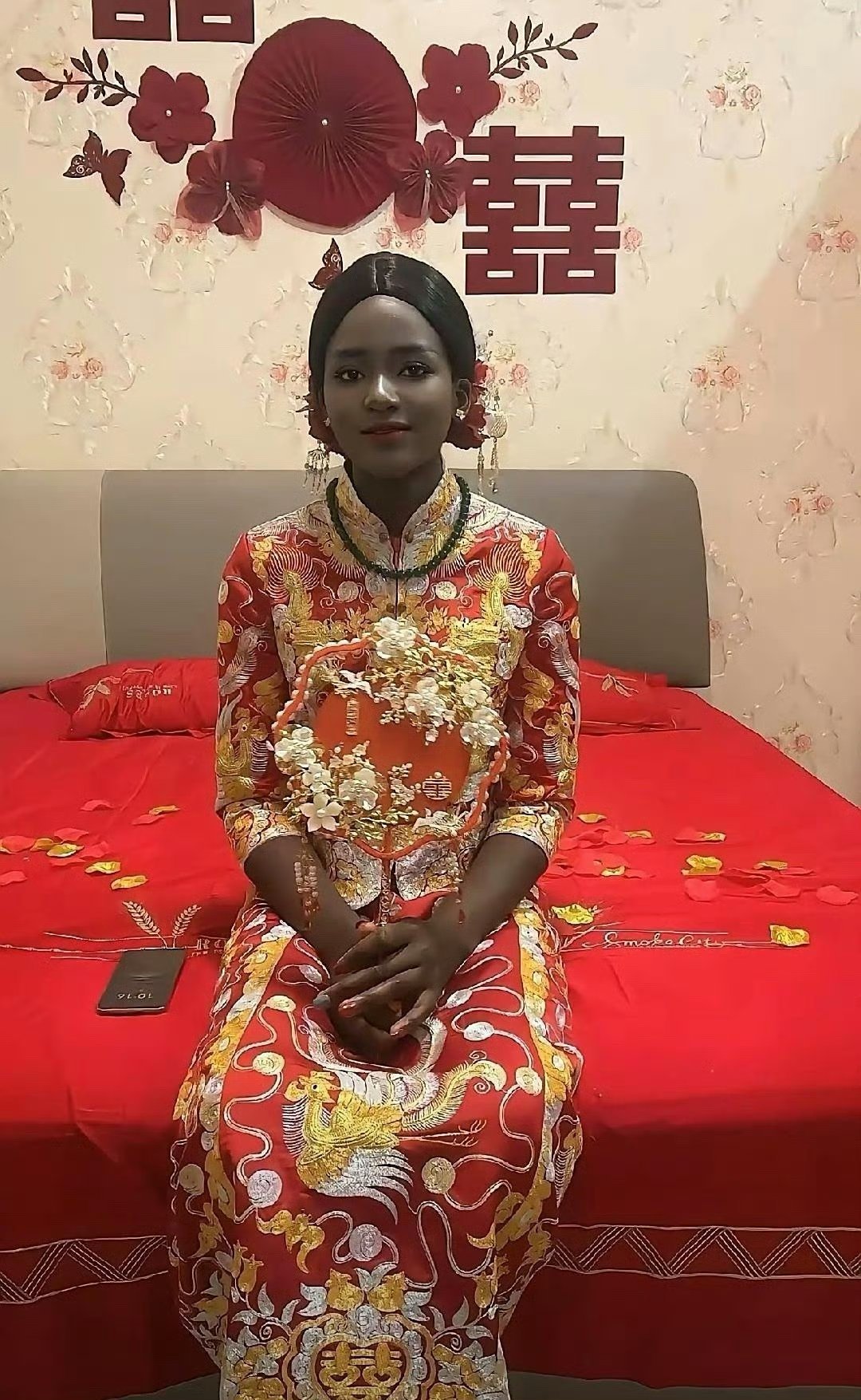 中国小伙娶了一个黑人妻子，看到他妻子的颜值，非常漂亮，这颜值在黑人中也算的上貂蝉