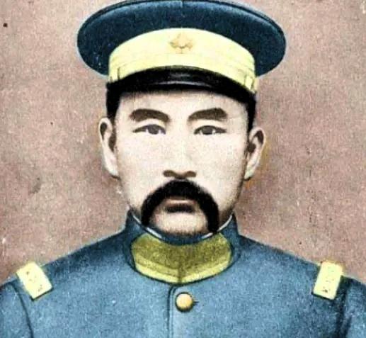 晚上，张勋上了床，枕在三姨太王克琴香软的肚皮上。他刚睡着，被弄醒了。正要把姨太死