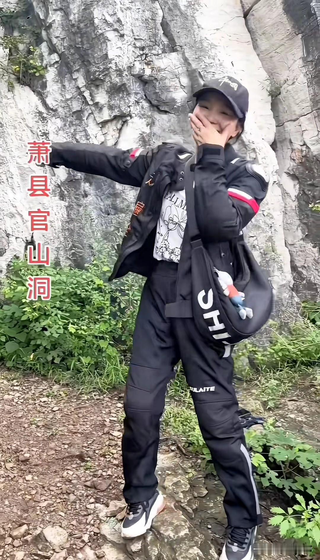 真是的太像了，没有不笑的游客。
   四川美女笑的前仰后翻，忍俊不禁。说几千公里