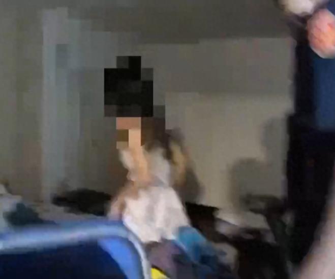 曾被打击的灰色产业死灰复燃！多名泰籍女子白天在艋舺夜市旁骑楼公开揽客，举止大胆露