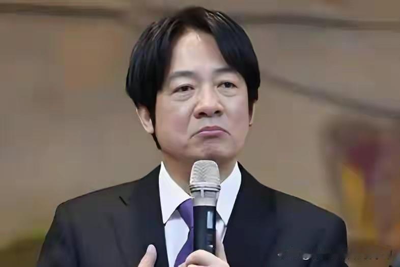 赖清德现在估计一个头两个大。他一直把“抗中保台”当神主牌，结果最先把“统一”摆上