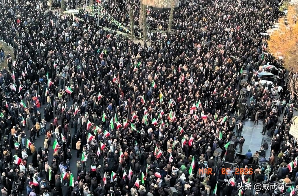 美国人暗杀哈梅内伊的反噬发生了，德黑兰以及伊朗全国各地的大街小巷，黑压压的一片，