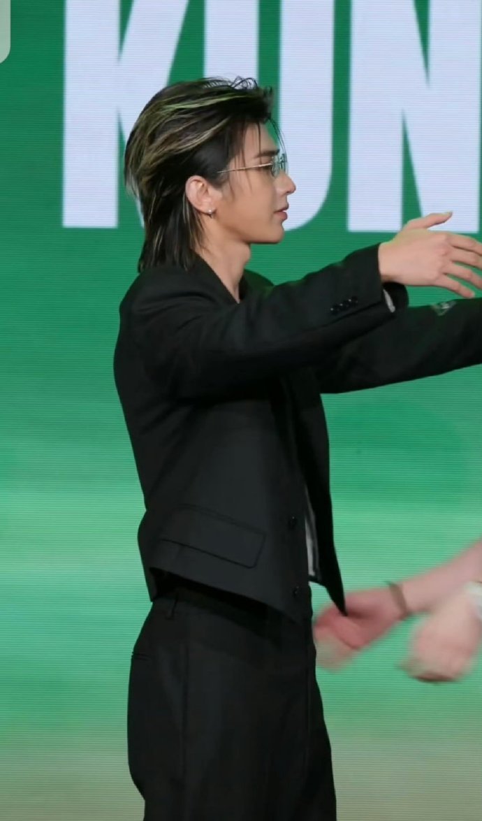 又幸福了小黄豆粉丝强抱蔡徐坤蔡徐坤拥抱小黄豆 又幸福了小黄豆，去看蔡徐坤还被蔡徐