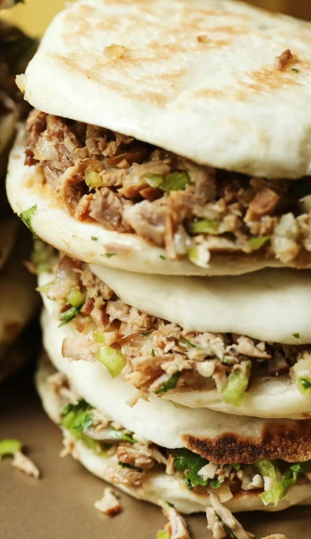 非常喜欢肉夹馍，
外酥里嫩有传说。
咬上一口都称赞，
请问你能吃几个？
