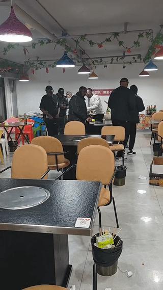 几个非洲黑人在一家餐厅吃饭的时候突然站起来围着桌子跳起了舞？
这是什么意思？
难
