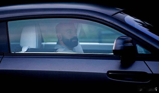 利物浦 当地时间昨天上午9点18分，斯洛特完成了赛前发布会。然后他跟萨拉赫进行了