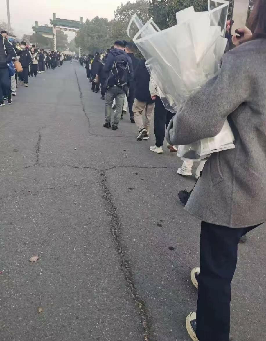 我预料到了今天会有很多人来送他，

也预料到会满是不舍与哽咽，

但是万万没想到