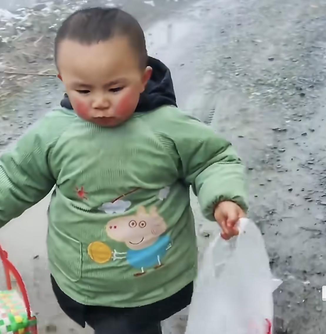 他是怎么做到理直气壮的，
妈妈蒸了包子让儿子送给姑姑，
结果路上就被吃掉了两个，