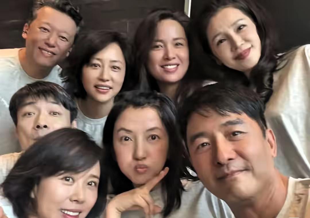 8星同框：我只认出了张眉努眼、鼻孔外露的祖峰，笑容可掬的郭昊伦，长发垂肩、素齿如
