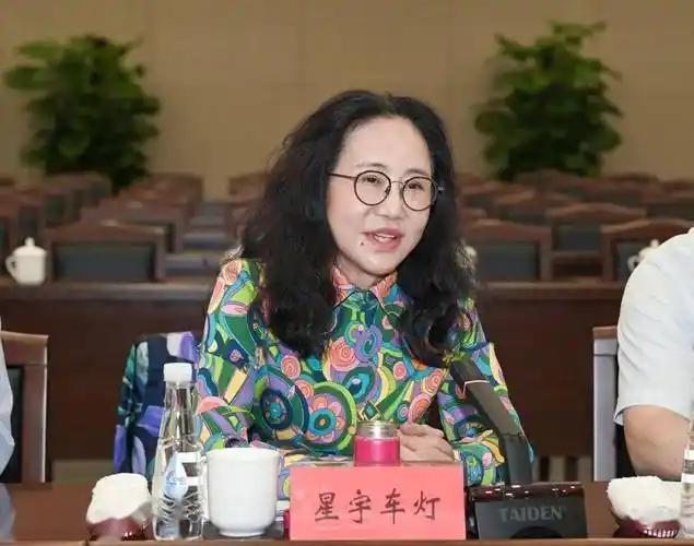 星宇股份的老板周晓萍道歉了，鞠着躬说深刻反省。可我一点也不同情她，甚至觉得她活该