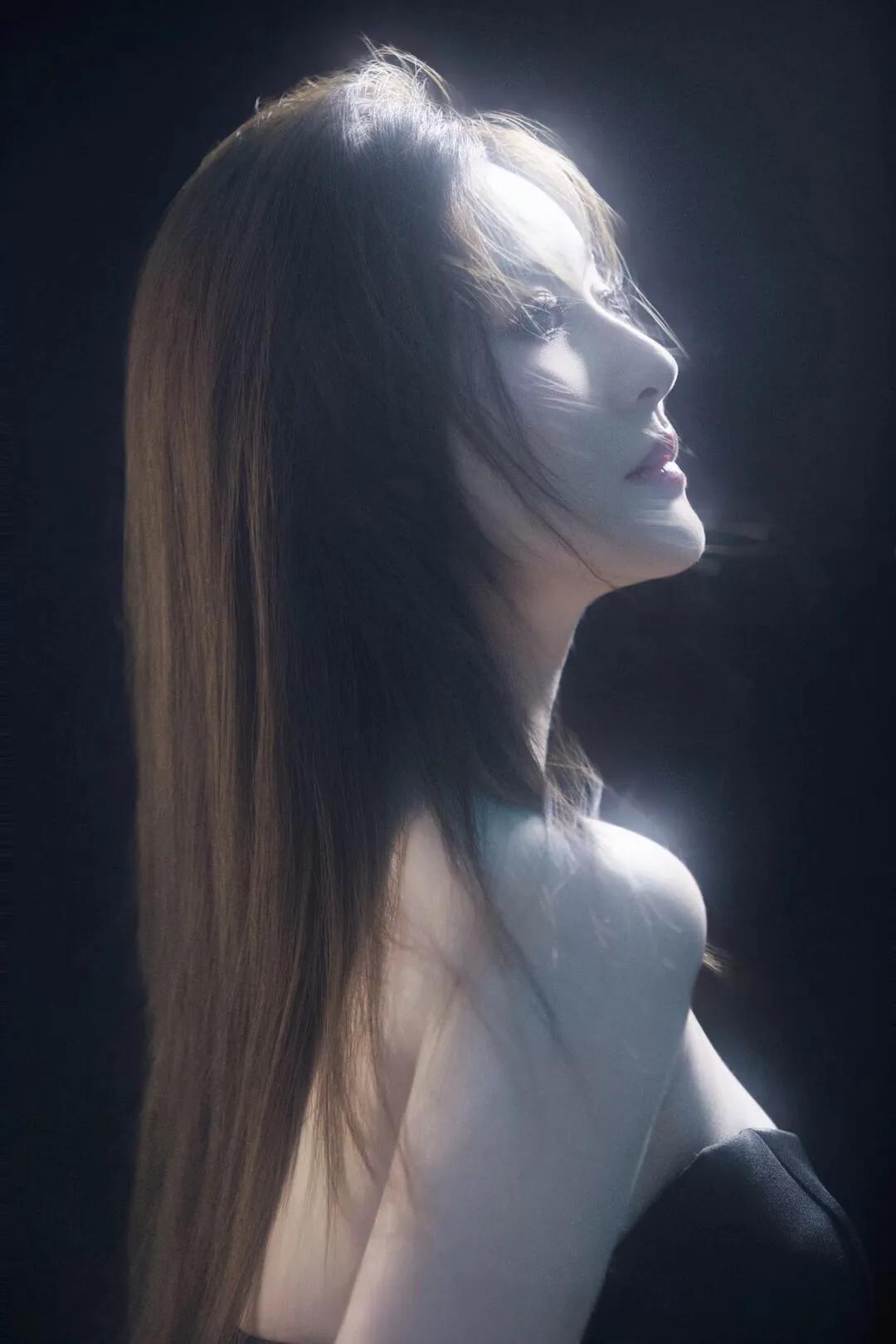 梦幻光影下的温柔侧颜，如梦似幻的少女侧颜 美女