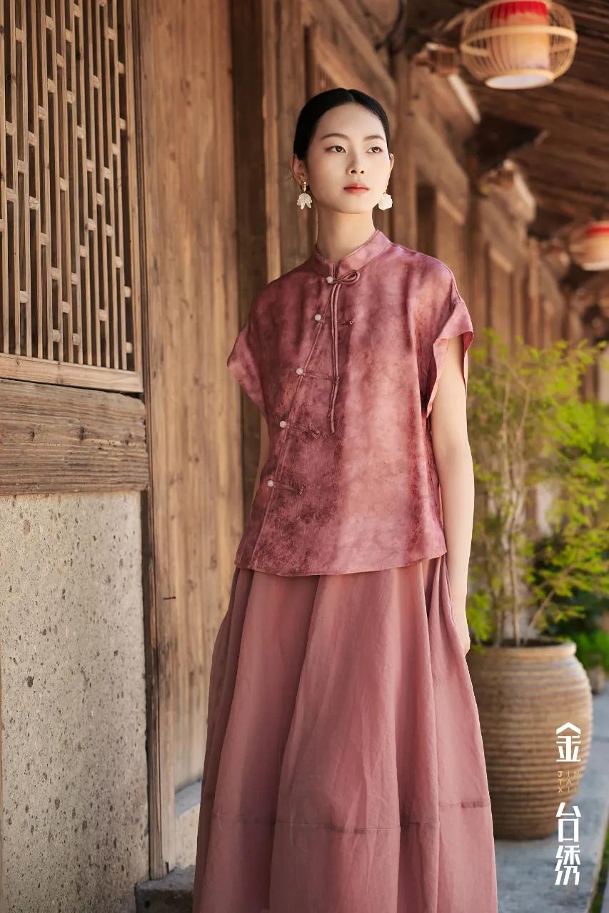 丝缕藏夏
花间织夏，丝缕生辉
暗香浮动，日影悠漾
上衣
半裙
职场通勤怎样穿搭优