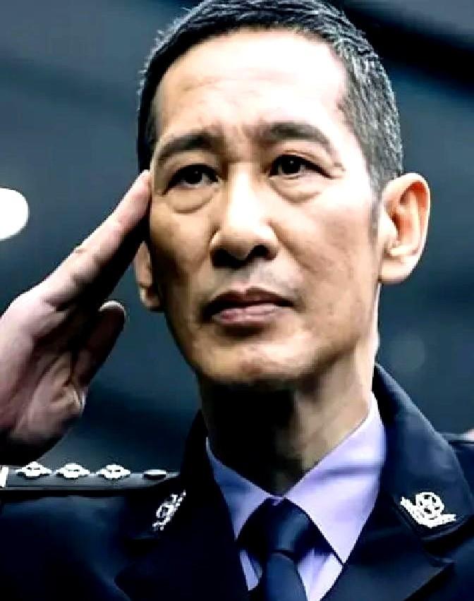 孙红雷盯着监视器，一言不发。王劲松就站在他旁边，安静地等着。

《铁证》片场，一