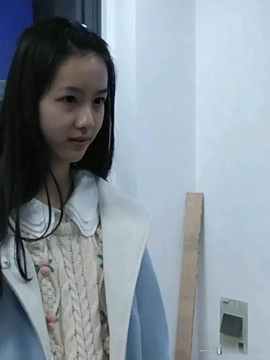 这样的陈都灵你见过吗？
这是陈都灵大学时期，大家发现了吗？
她不愧是校花，素颜也