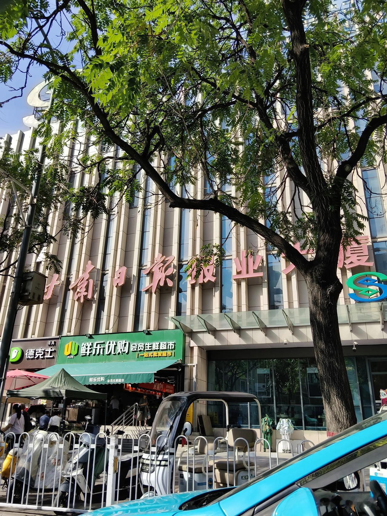 今天开车路过甘肃日报报业大厦，发现这栋大楼非常的气派，确实能够显示出当时这个行业