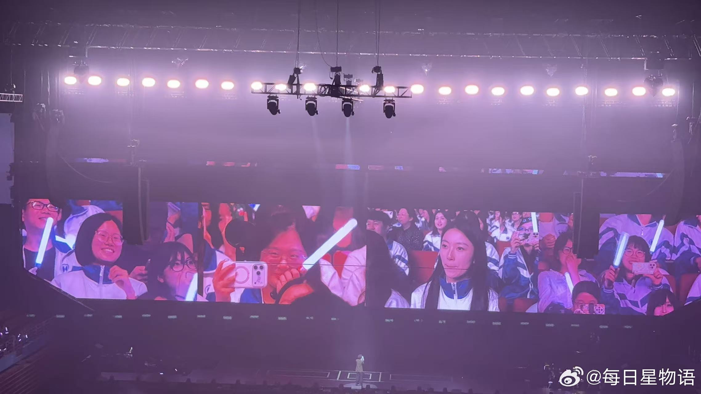 徐良深圳演唱会像公司年会 笑不活了！徐良演唱会抽奖太实在，最新款手机、智能泡脚桶