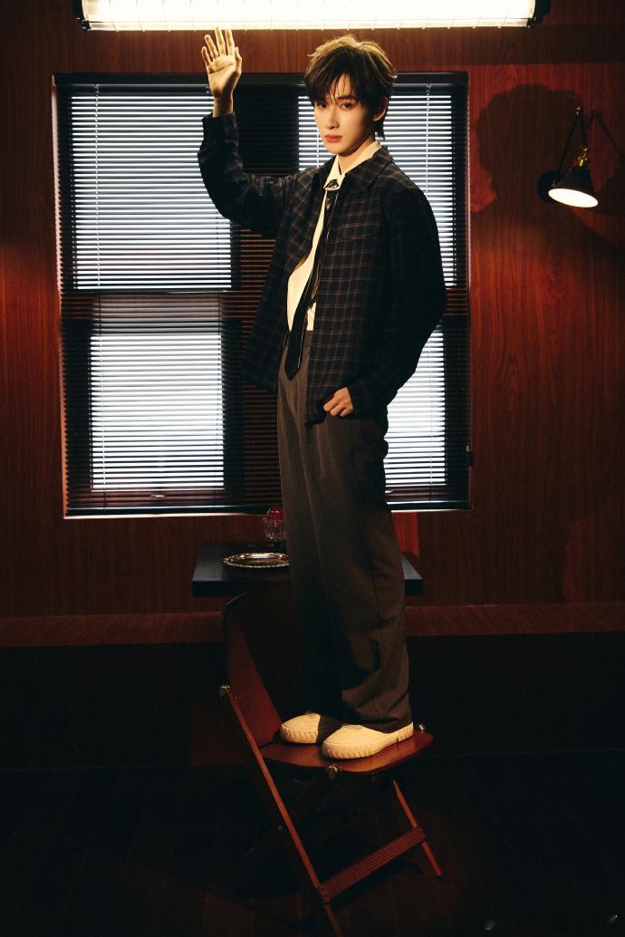 余宇涵问吃苹果吗余宇涵北影节造型 余宇涵北影节黑色西装造型太绝了，少年感和精英感