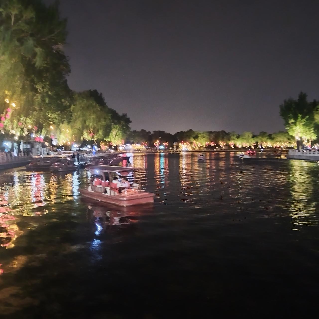 晚上的什刹海很美。酒吧里年轻人在恣意地挥霍着青春。