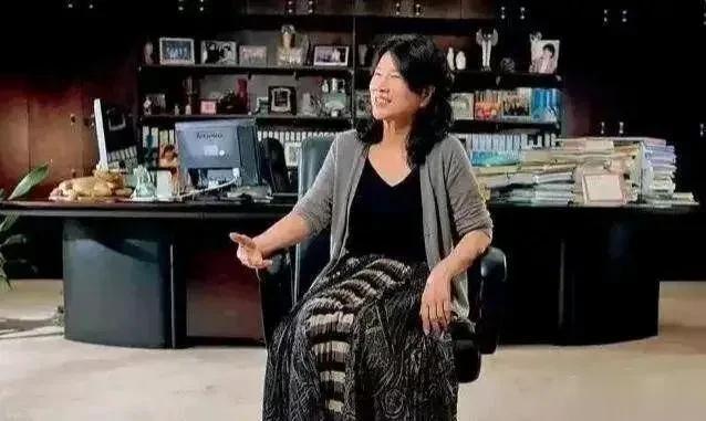 国内大佬和国外大佬的办公室，有啥差异 ~ 感觉恒大许家印的办公室有点森严 ~ 强