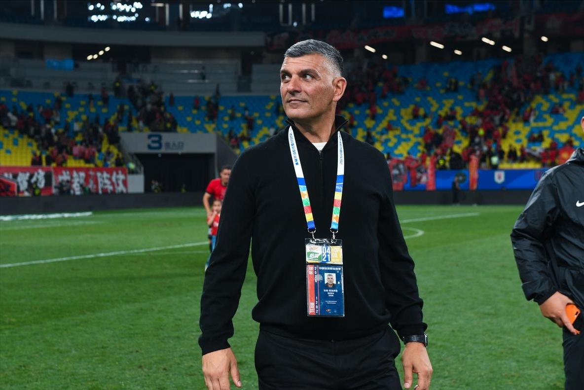 成都蓉城即将迎来主教练“兄弟德比”，有人担心约翰送分保哥哥帅位。球迷：相信约翰的