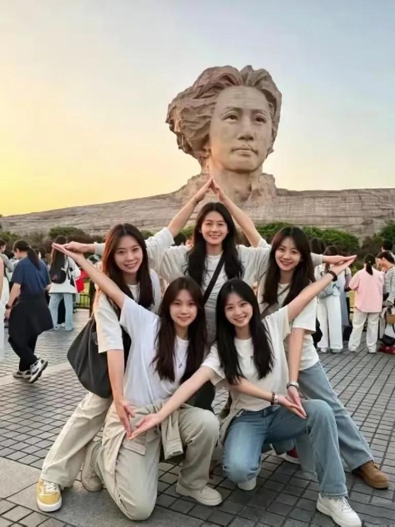重庆有五个二十来岁的女孩，相约从重庆出发，专程来到长沙橘子洲头，五个人一起站定，