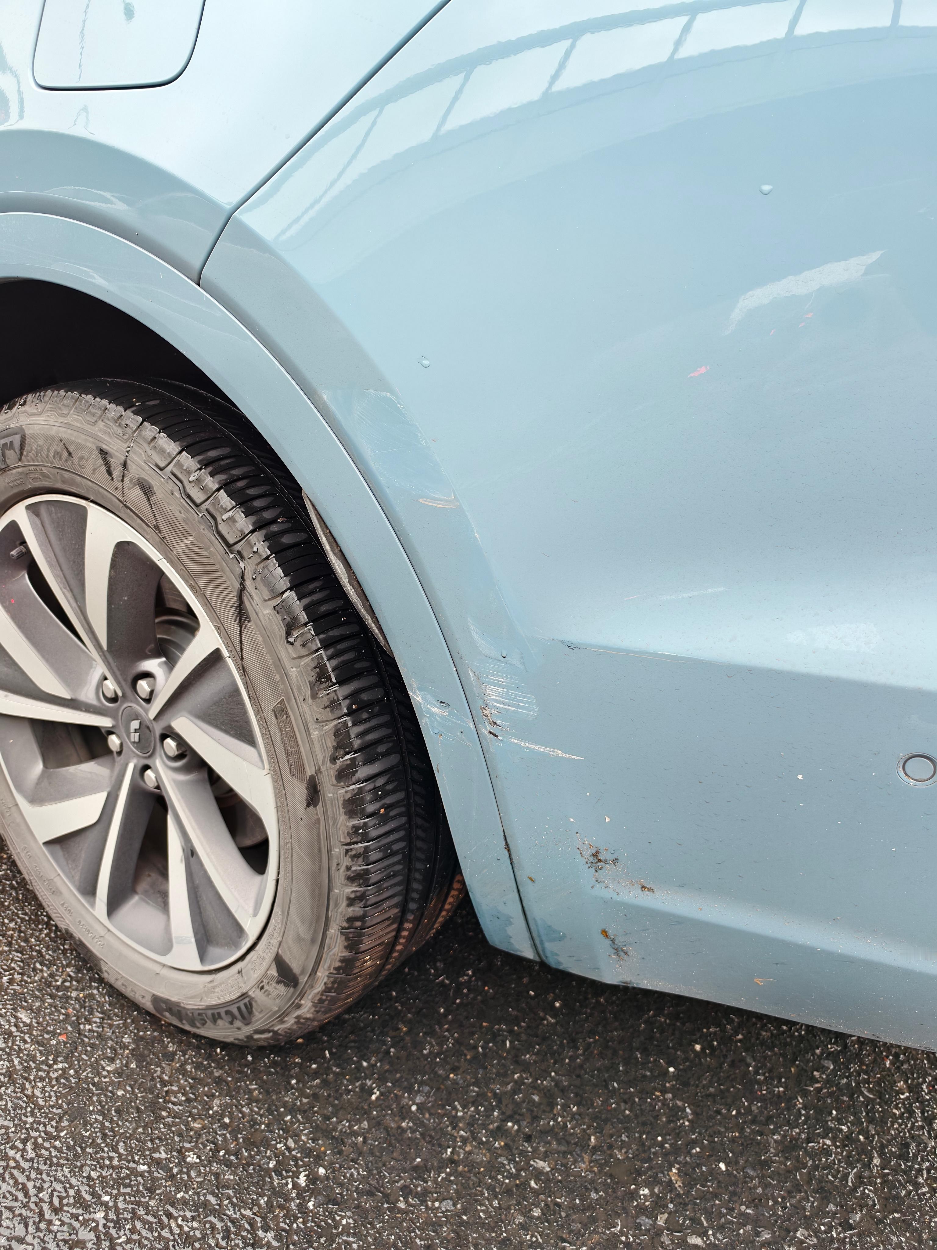 下雨天开车还是要注意安全我的裙脚微脏，它磕憋了下巴....这个事情告诉我一个道理