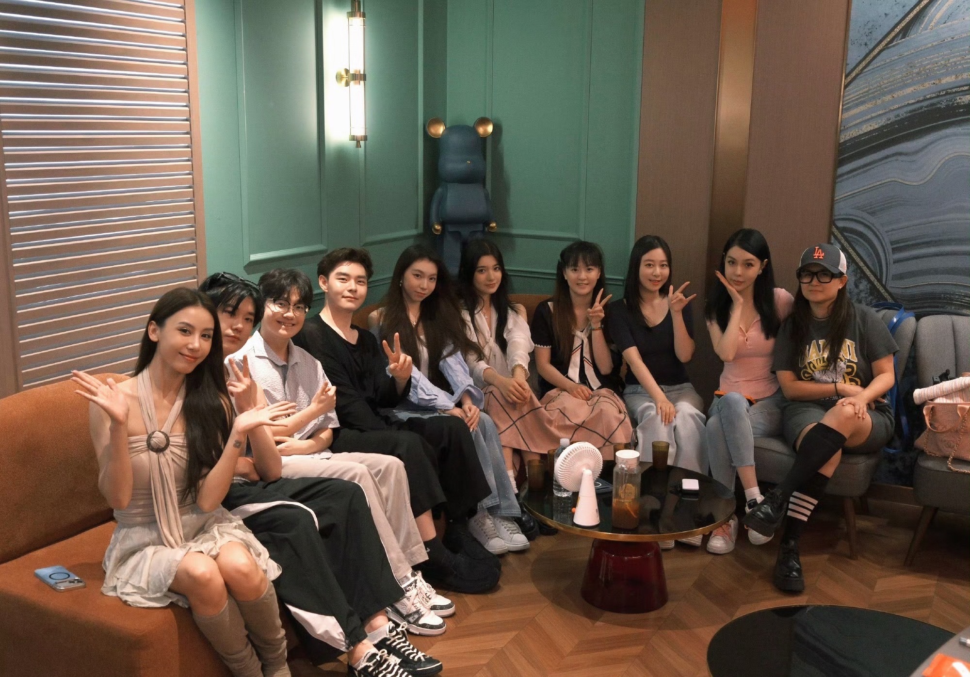 舞法天女大小强片场不打不相识舞法天女大小强拍到凌晨三四点很难想象童年经典片段，都