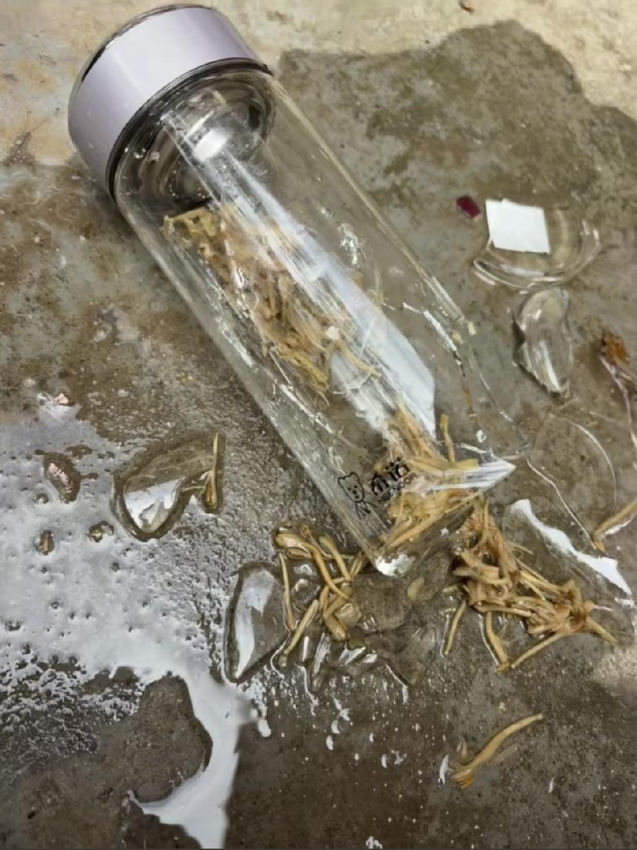 杯子摔碎了，水洒了，金银花也散了。

杯碎水难留，花落难回头。
很多关系，就像这
