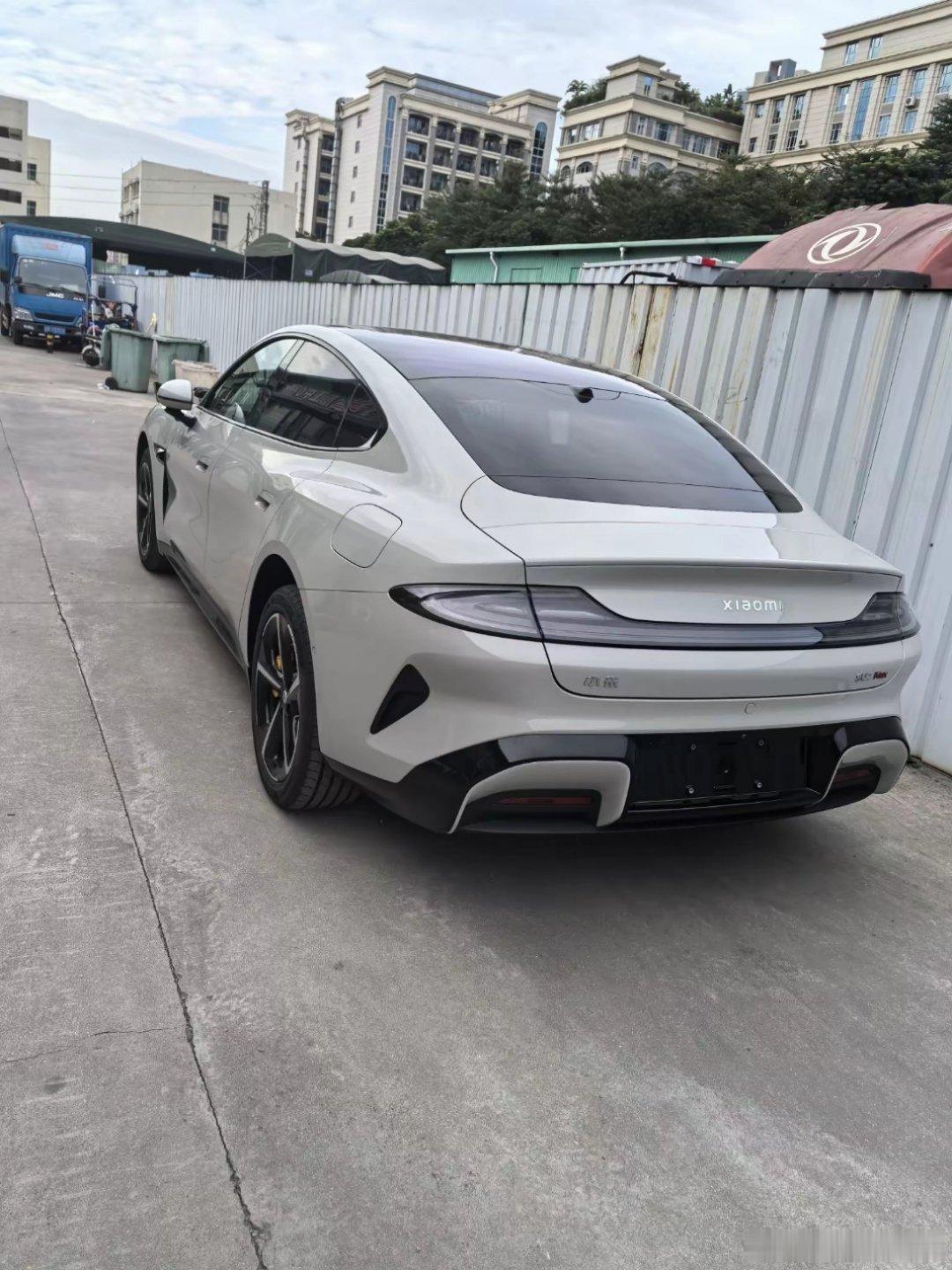 哪怕是在厂里上班，也要拿下了小米SU7。勇敢的人先享受世界，只要自己喜欢，买车从