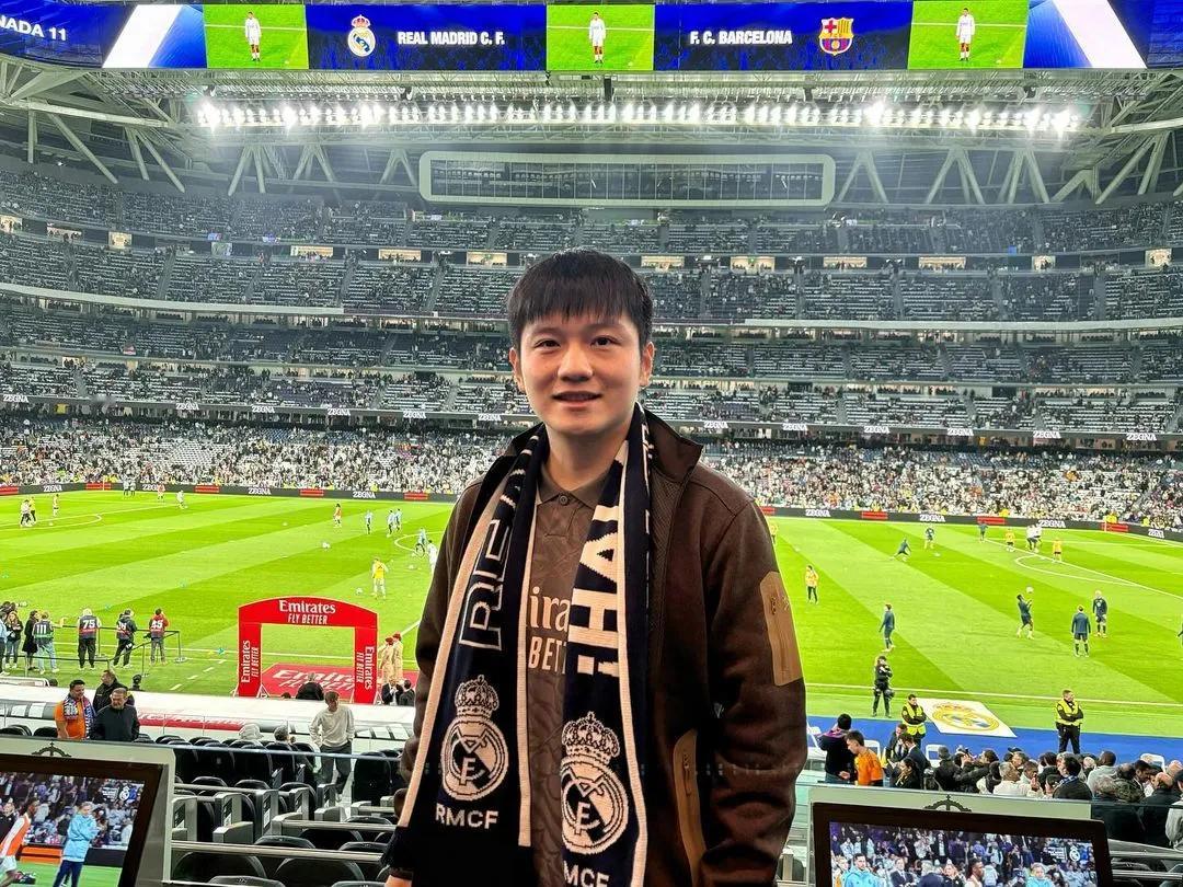 樊振东说造访皇马是不可磨灭的记忆 🏓️  乒乓球界的超级顶流樊振东，跨界来到了