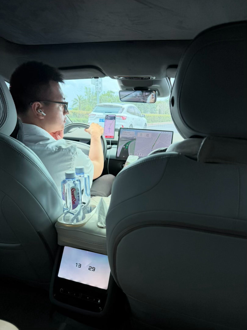 在重庆打滴滴专车，坐到了小鹏P7+蛮不错的，舒适。 