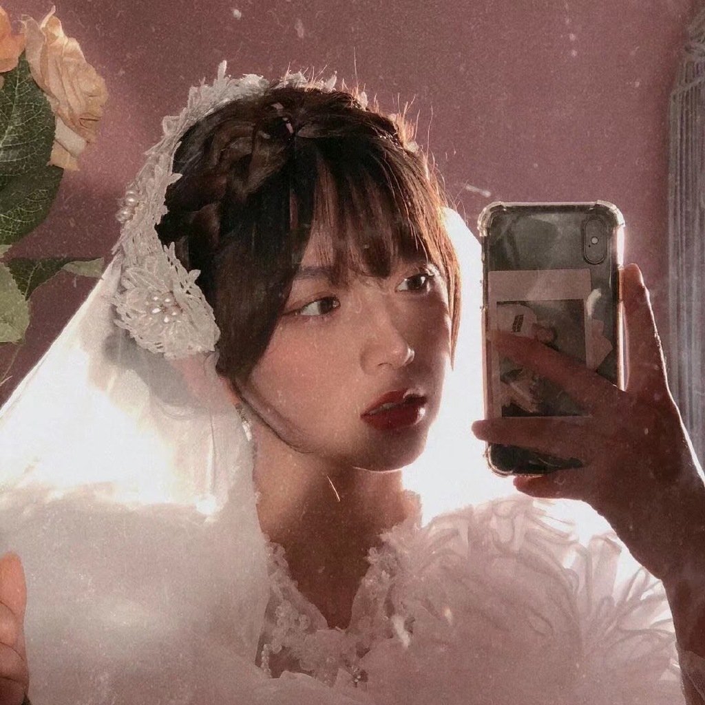 “   短期的高频率聊天 会产生暧昧上头   这种感觉 就像放烟花一样   新鲜